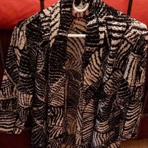 Cali York Black & White print top (no buttons)